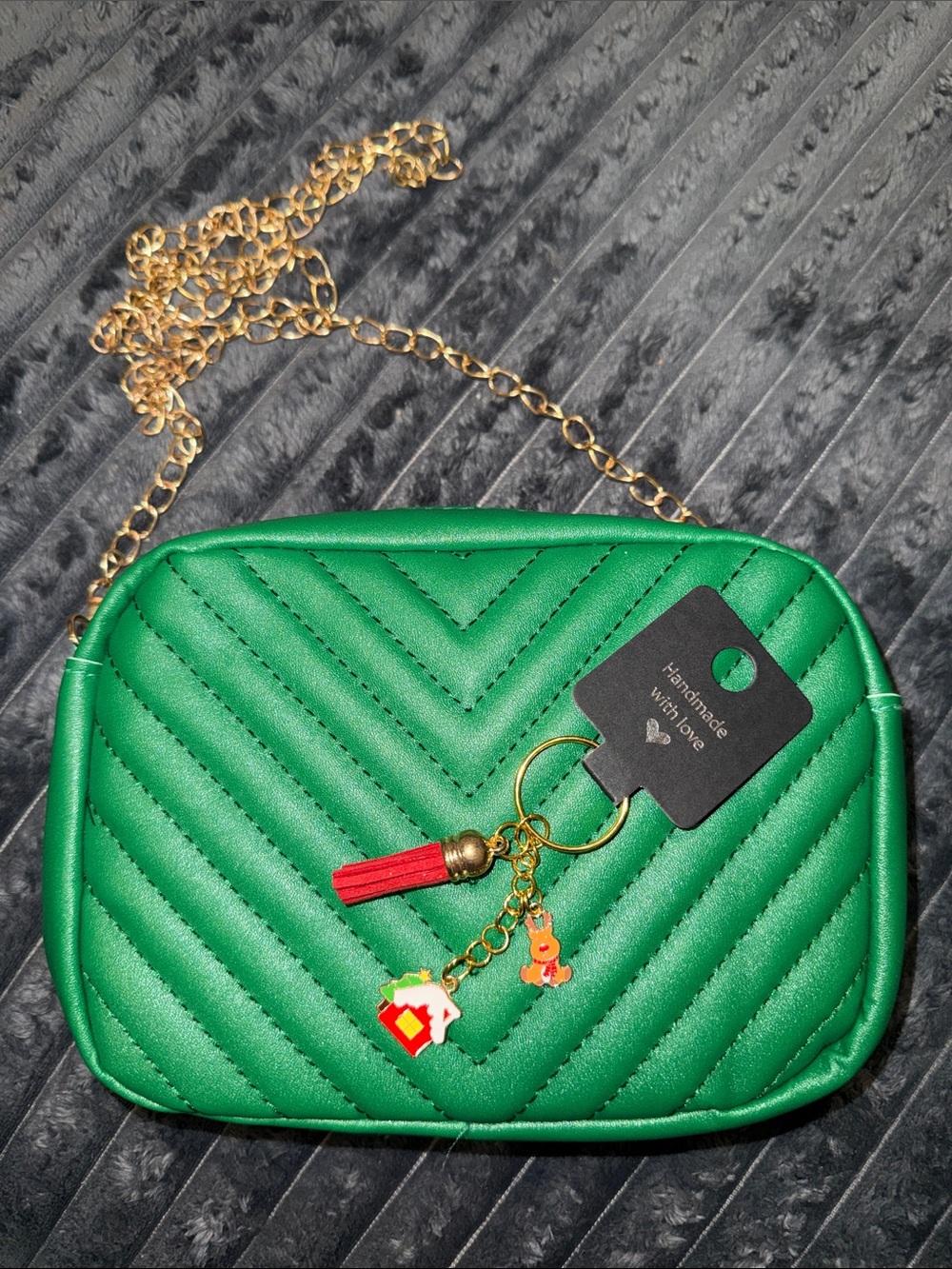 Christmas 🤶 NWOT Green Quilted Crossbody, Gold Chain & bag charm